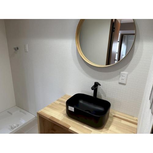 洗面所です。広々とした洗面所ホテル仕様のような大きな鏡と洗面ボウルが設置されています。