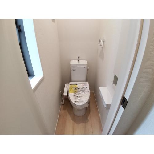 １階トイレには温水洗浄便座付です。