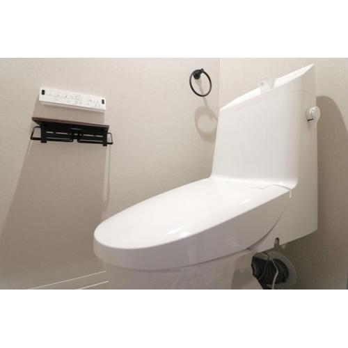 トイレはタンクと一体型で温水洗浄便座付です。