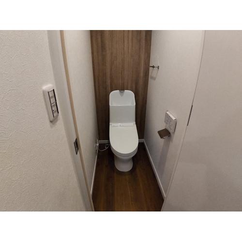 2階トイレは温水洗浄便座付です。