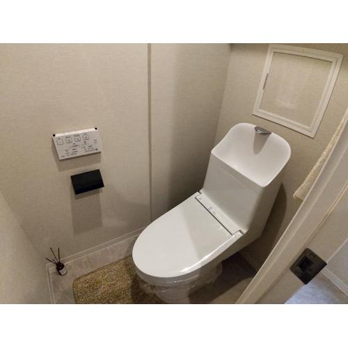 トイレには温水洗浄便座付です。