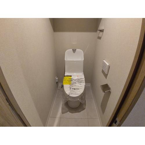 トイレは温水洗浄便座付です。