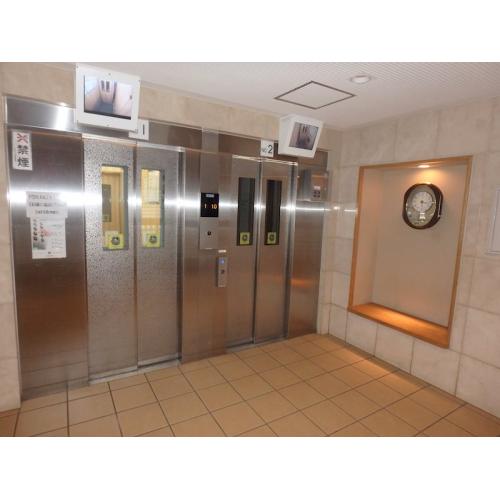 メインエントランスのエレベーターホール。管理員室や集合郵便ポストも有ります。