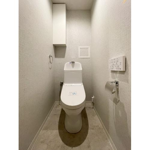 スッキリとしたデザインの温水洗浄便座付きトイレ♪