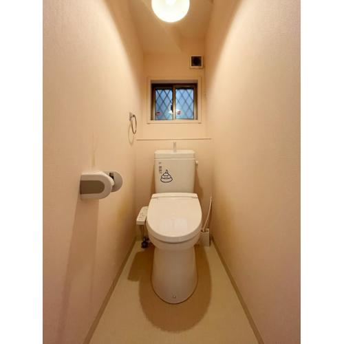 1階トイレ　温水洗浄便座付きです。