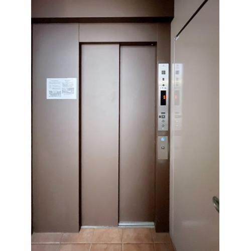 各戸玄関前にエレベーターがございます。