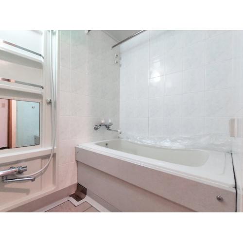 浴室の壁も白で統一されており、清潔感がございます。お手入れのしやすいお風呂です。