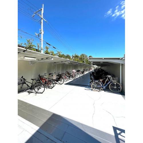 広々屋根付駐輪場。電動自転車も置きやすいです。
