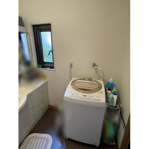 大きな洗濯機も楽々置ける洗面所の洗濯機置場。洗面所には窓もあり換気力十分です。