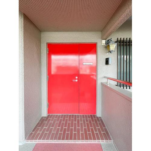 玄関ドア　赤色が印象的です。