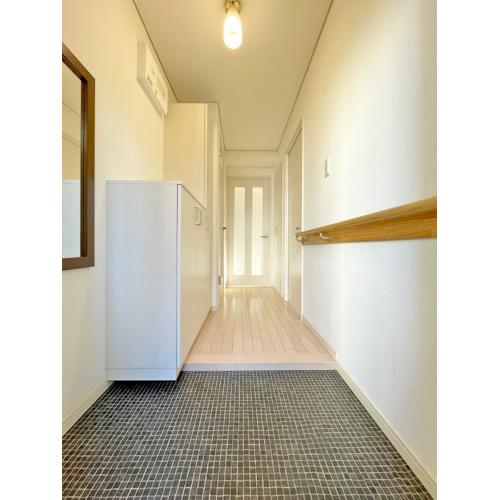 ◇広々とした玄関で出入りしやすく、明るい廊下です。