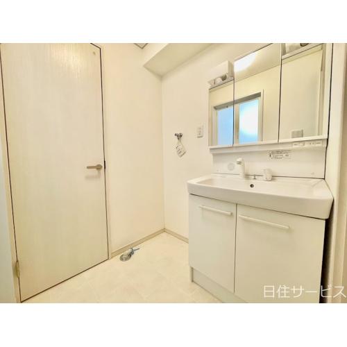 【Powder room】清潔感のある白を基調とした洗面所は、十分な大きさの鏡で快適です。
