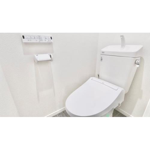 快適にお使い頂ける清潔感のあるトイレです。現代の必需品、温水洗浄便座を採用。