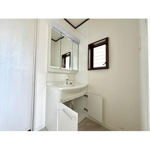 ◆洗面台は三面鏡付きで収納力もあります。1日の始まりと1日の終わりを締めくくる空間に最適です。