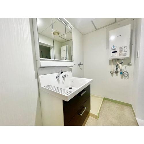 【Powder room】清潔感のある白を基調とした洗面所は、十分な大きさの鏡で快適です。