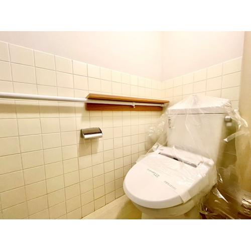 【Toilet】いつまでも清潔な空間を保てるよう、汚れをふき取り易いフロアと壁紙になっています。