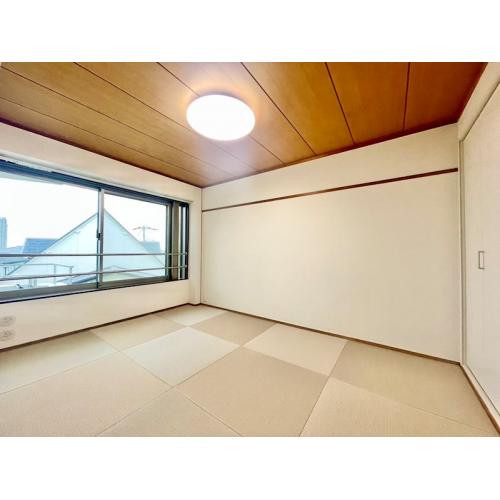 【Room】リビングに和室が隣接しており続き間として使用可能。デザイン性のある琉球畳を採用。