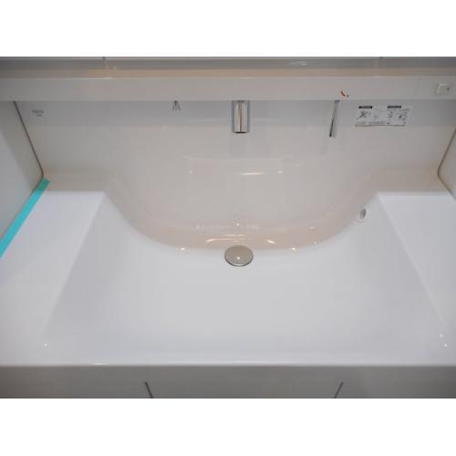 シャワー切替も簡単洗面台。お手入れ、掃除のしやすいタイプ。