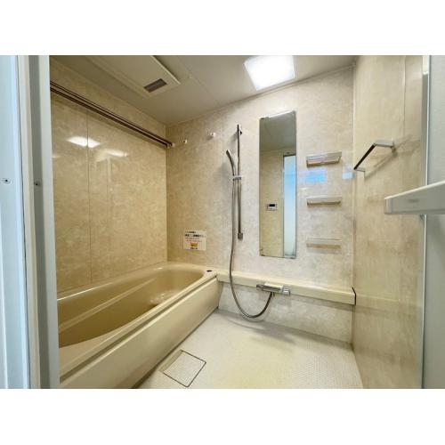 浴室は環境にやさしい節水タイプ、滑りにくい床はお掃除がラクな素材。浴槽内ステップで半身浴が楽しめます
