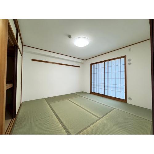 表替えされた畳は明るい和室で快適空間！！