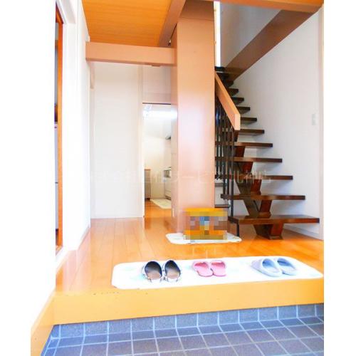 ■玄関■正面は2階への階段■右手にはLDK、左手は和室、奥はキッチンに通じます。