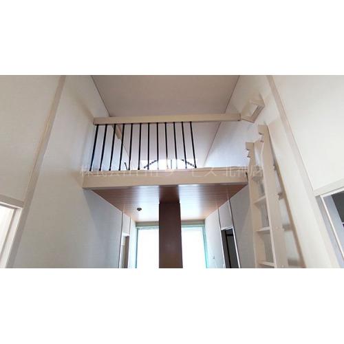 ■階段上にあるロフト約5.5帖■普段使わないものの収納に便利