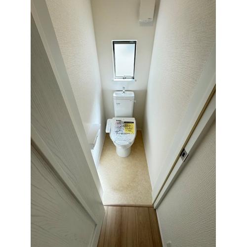 省エネ節水仕様のシャワー付きトイレ。窓がついてあるので空気の入れ替えもラクにできます。