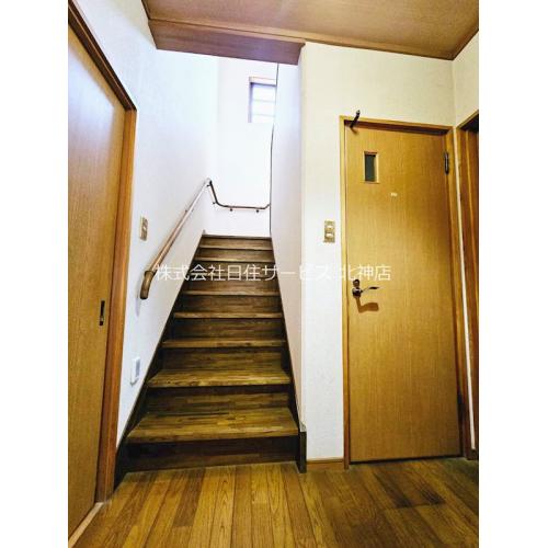 ■1階から2階への階段■右手にトイレ。洗面所へ通じます。