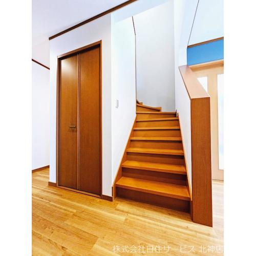 ■1階から2階への階段■階段下収納