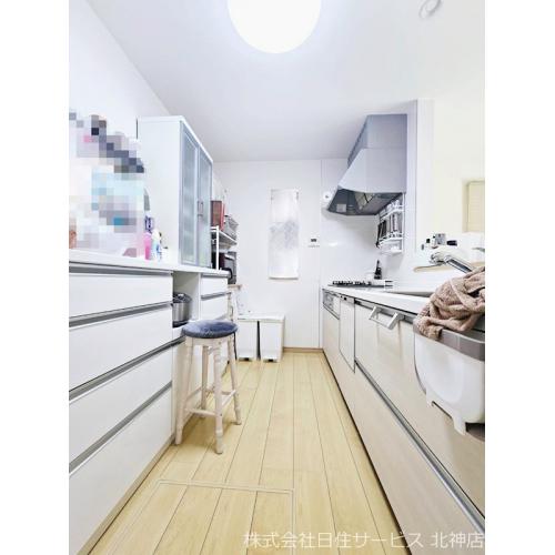■キッチンスペース・キッチンに窓多し■食器洗浄乾燥機■3口ガスコンロ(グリル付)■レンジフード
