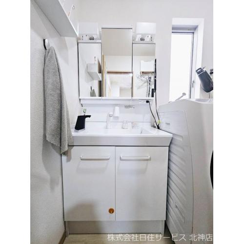 ■シャンプードレッサー付き洗面化粧台■右手には室内洗濯機置場と換気窓