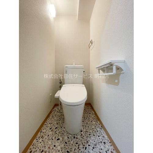 素材感にこだわったおしゃれな空間、白いクロスでまとめたシンプルなトイレ