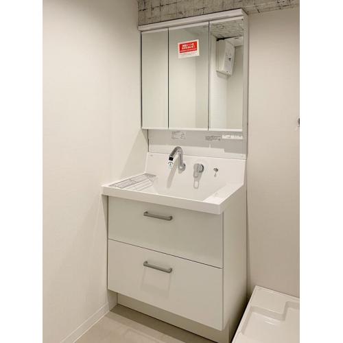 シャワー水栓の三面鏡洗面化粧台